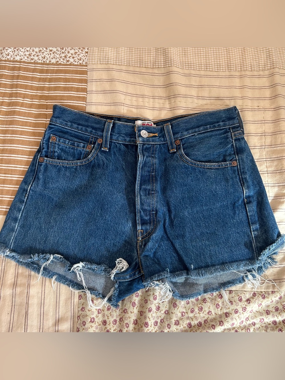 Women Dark wash Levi 501 cutoff shorts size 31